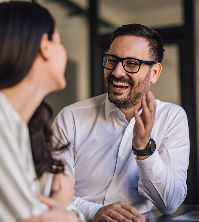 Equipe jurídica especializada da Bluefisa trabalhando com documentos e processos
